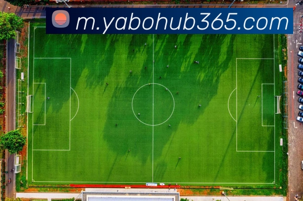 即使遭遇不公被驱逐出场华子依然在通道默默为球迷签名